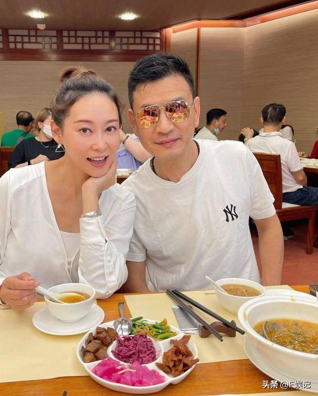 杨卓娜带女儿们为老公庆生 挽着老公手臂一家人开心合影_丈夫_生日