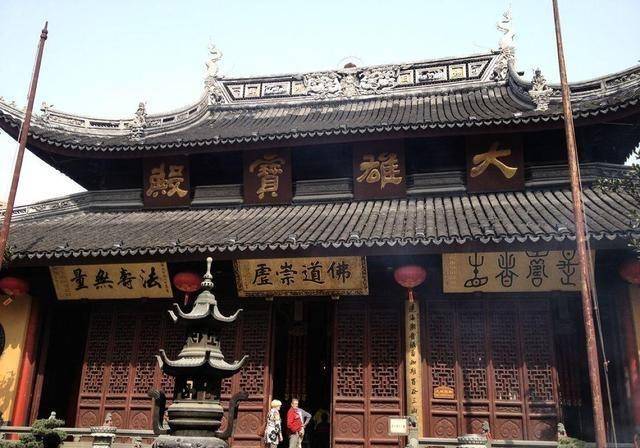 上海有一古寺，因慧根大师遗留的玉佛而得名，距今已有百年历史了