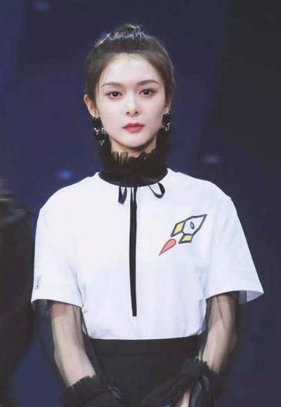 傅菁作为火箭少女101的成员之一,在参加创造营节目后成团出道顺利走红
