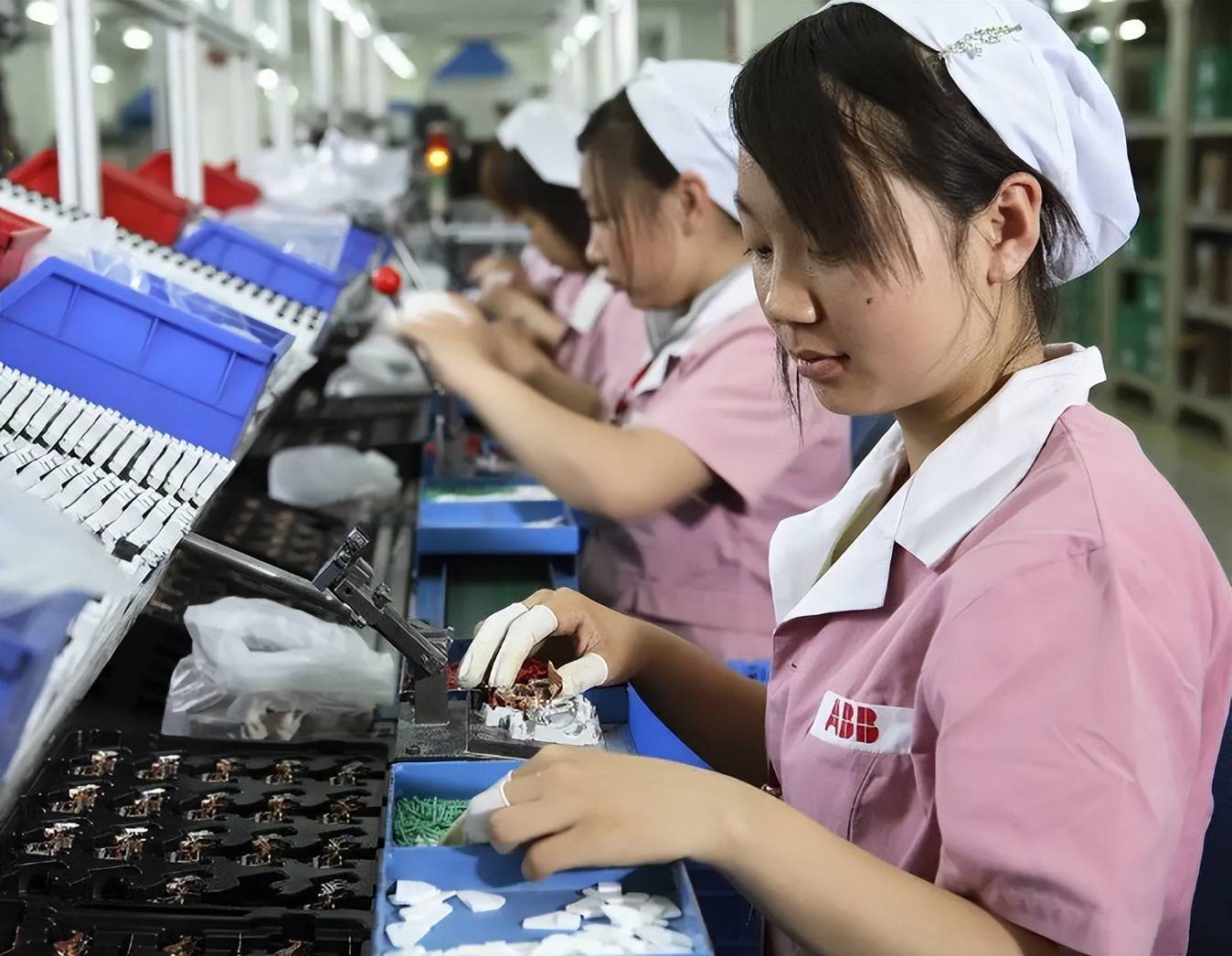 真相让人哑然,戳痛了多少人的心_本科生隐瞒学历进厂打螺丝_工作_毕业