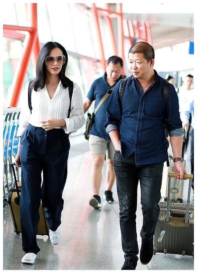 姚晨t恤搭半裙,造型清爽简约,与丈夫曹郁合体走机场十分低调_时尚