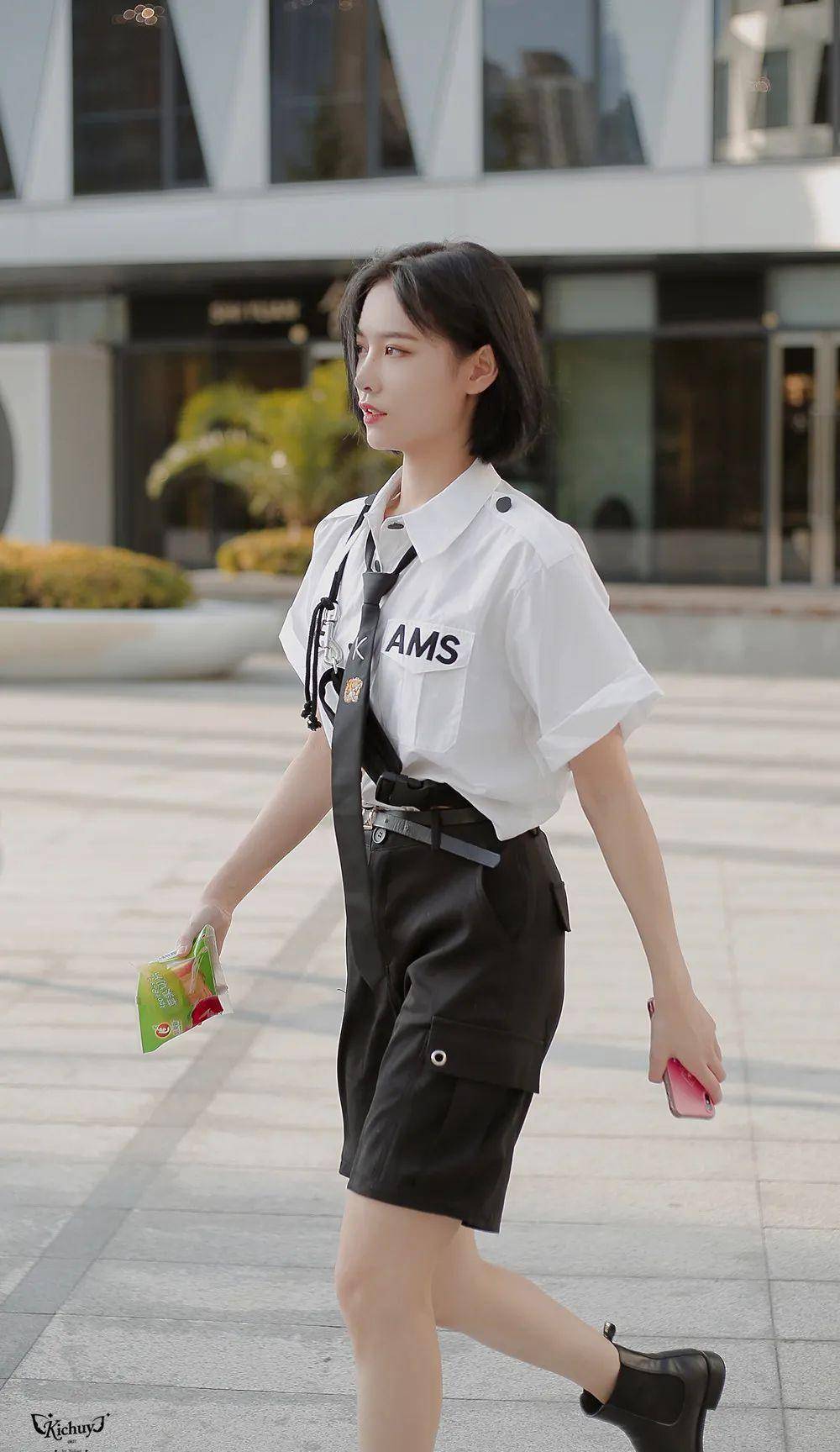 穿起黑白中性风服饰的许佳琪,潇洒帅气,颇有警花味道.吴哲晗也太酷了!