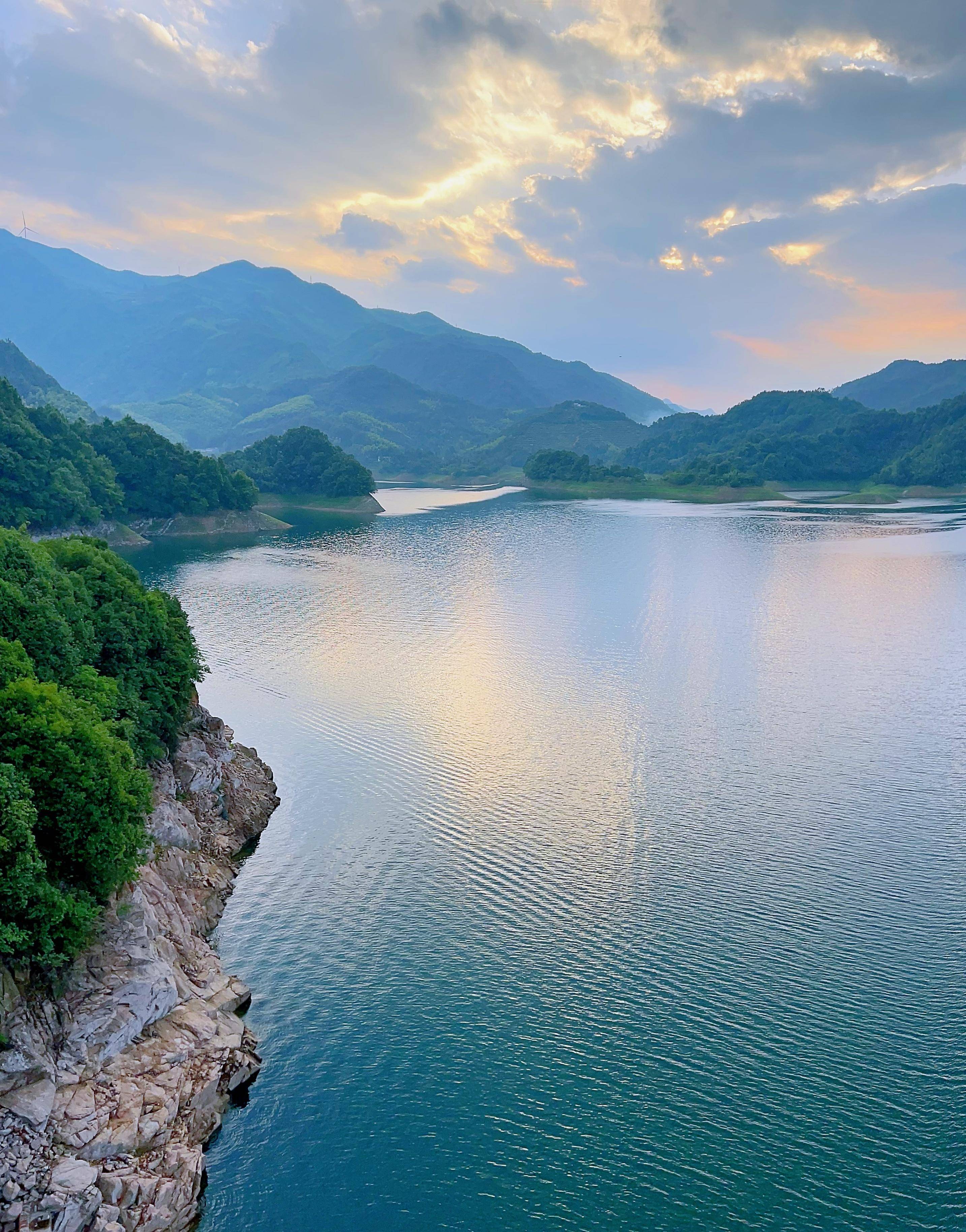 大别山风景画简单图片