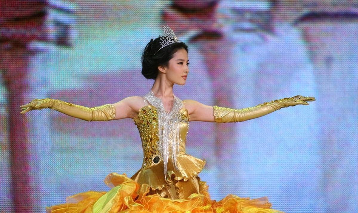 第一届金鹰女神,在娱乐圈靠美貌横行20年,依旧是不可超越的存在