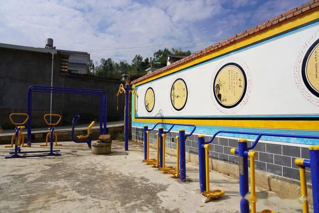 文化墙上绘有"中华民族一家亲,同心共筑中国梦""文明在开放中发展