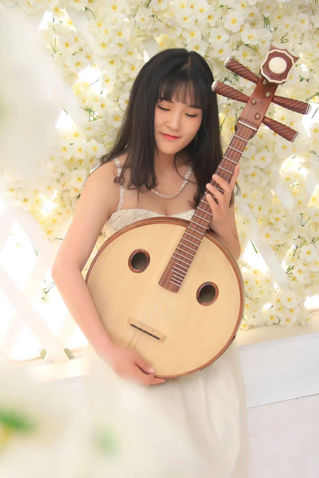 山东歌舞剧院民族乐团中阮演奏员,中阮启蒙老师为山东艺术学院常立玉