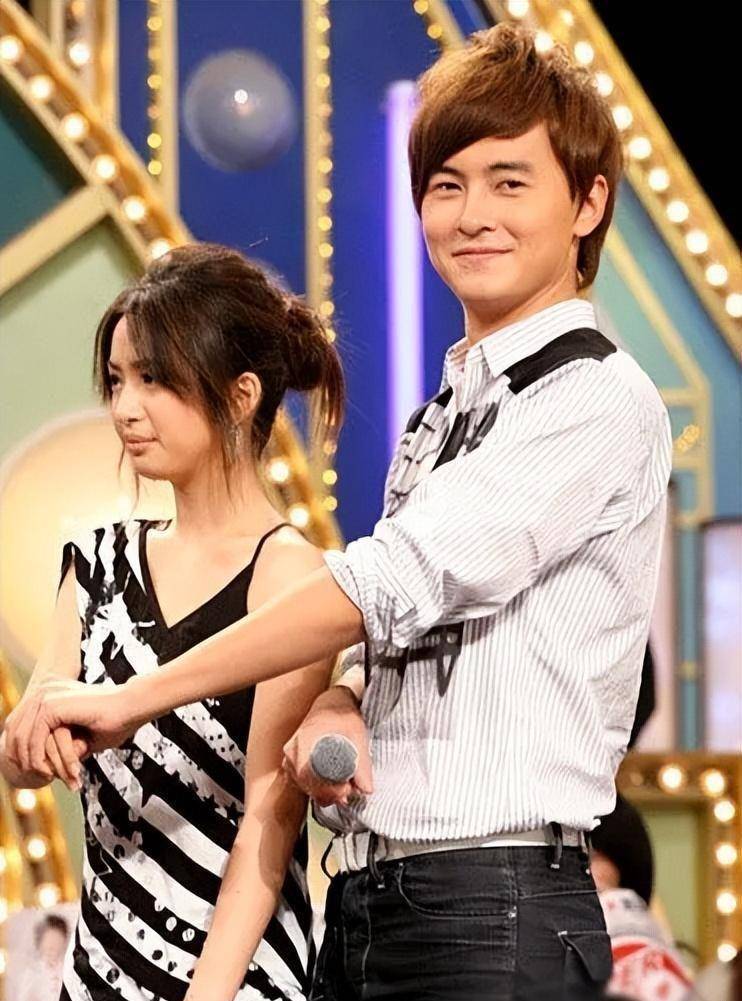 而彼时的郑元畅,还是一个只有一块腹肌的邻家男孩.