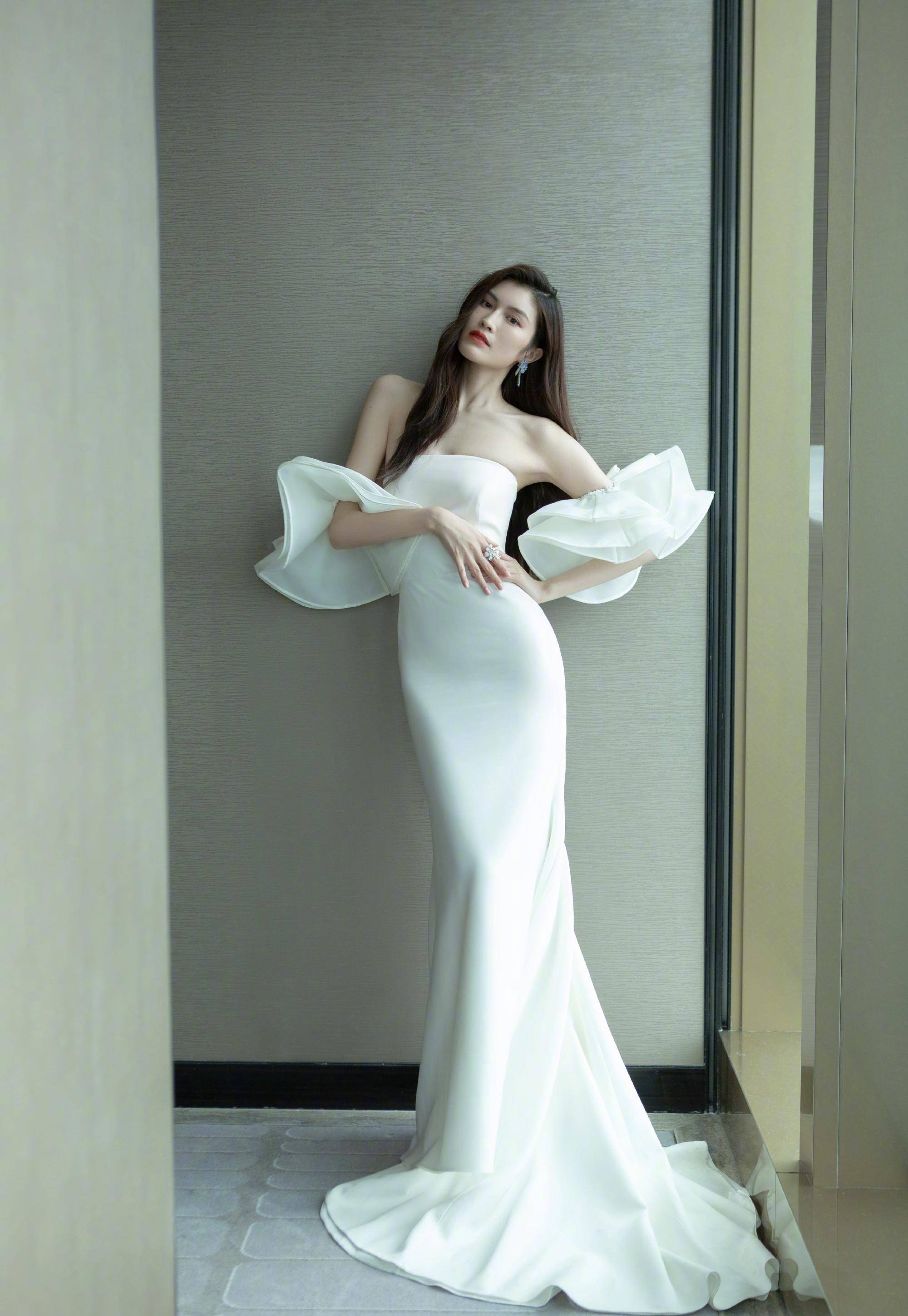 高挑的身材和冷白皮被同台其他女嘉宾称为"娱乐圈女明星最怕遇见的人"