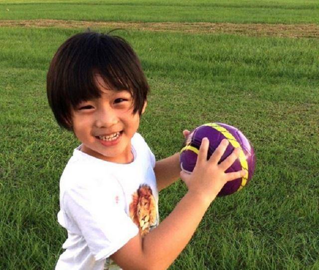 看到现在的双胞胎,相信大家都会想到小时候的kimi,早前林志颖带着kimi