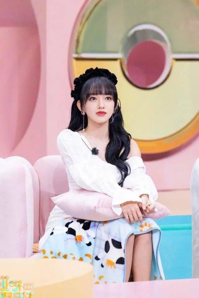 程潇晒广告花絮照,粉嫩女团风穿搭想恋爱,不修图也美得惊艳!