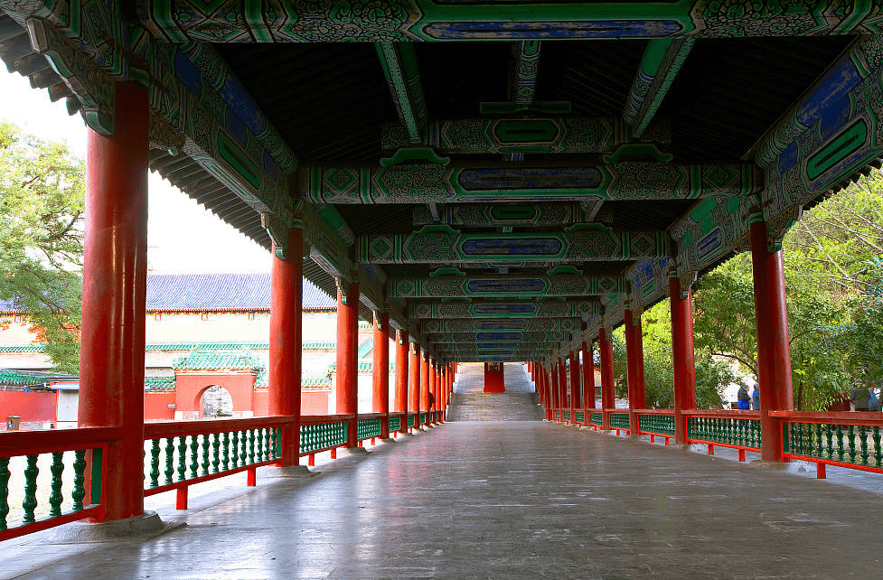 在古代,风雨连廊一直是皇家贵胄与名门望族的专属,是大户人家的身份与