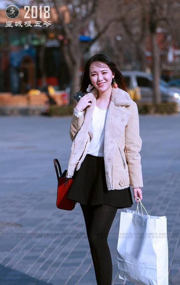 三里屯街拍:时髦美女春季穿搭 个个女人味十足_时尚_舞儿网