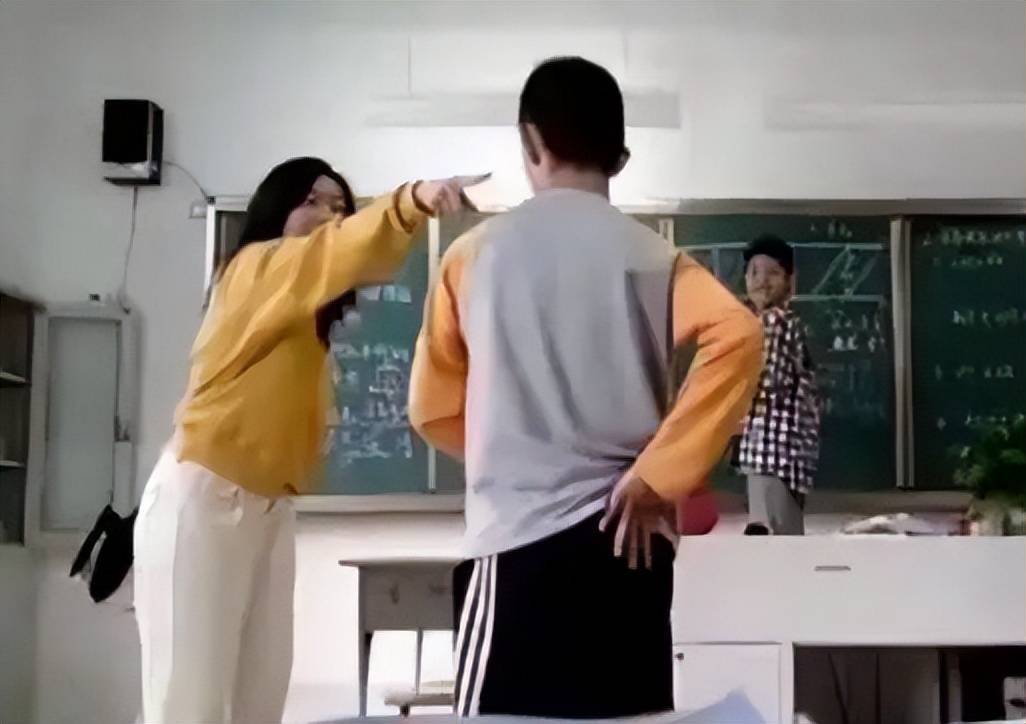 想必80,90后的学生以前都有过罚站,挨手板的经历,随着我国教育的发展