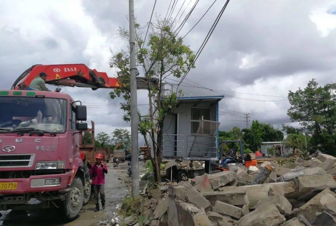 近日,龙华街道华埠村拆除违建140宗,清拆面积10万平方米.