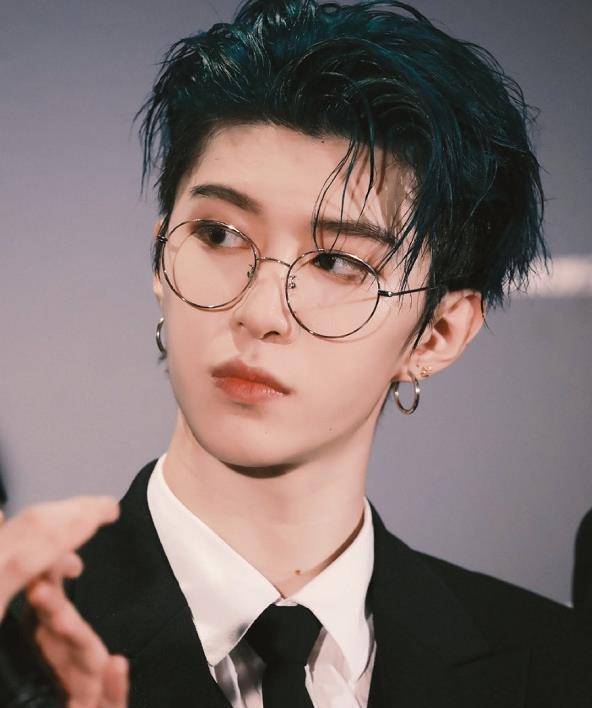 戴耳环好看男星:黄子韬秀气,华晨宇有范,看到王一博:不愧是你_男孩子