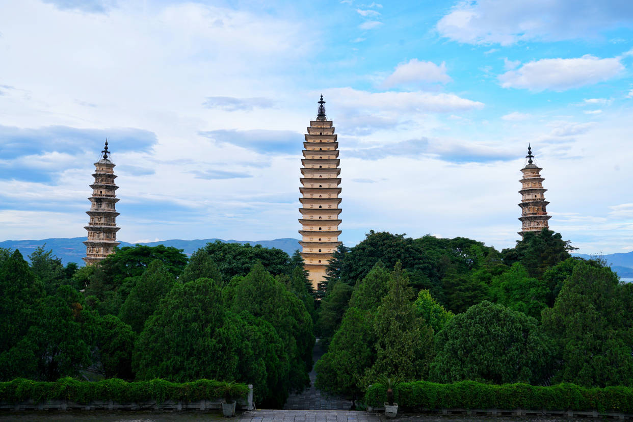 雲南大理地標性建築,建於唐朝,三塔鼎立,九位皇帝曾在此出家_崇聖