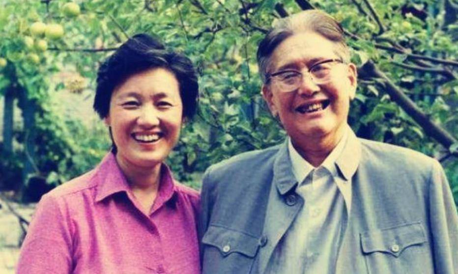 名门痞女洪晃谈父母婚姻:他们本就不适合,离婚是一个明智的决定