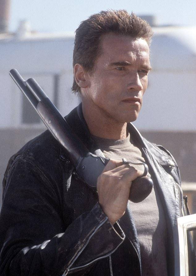 72岁施瓦辛格出门骑车超霸气!