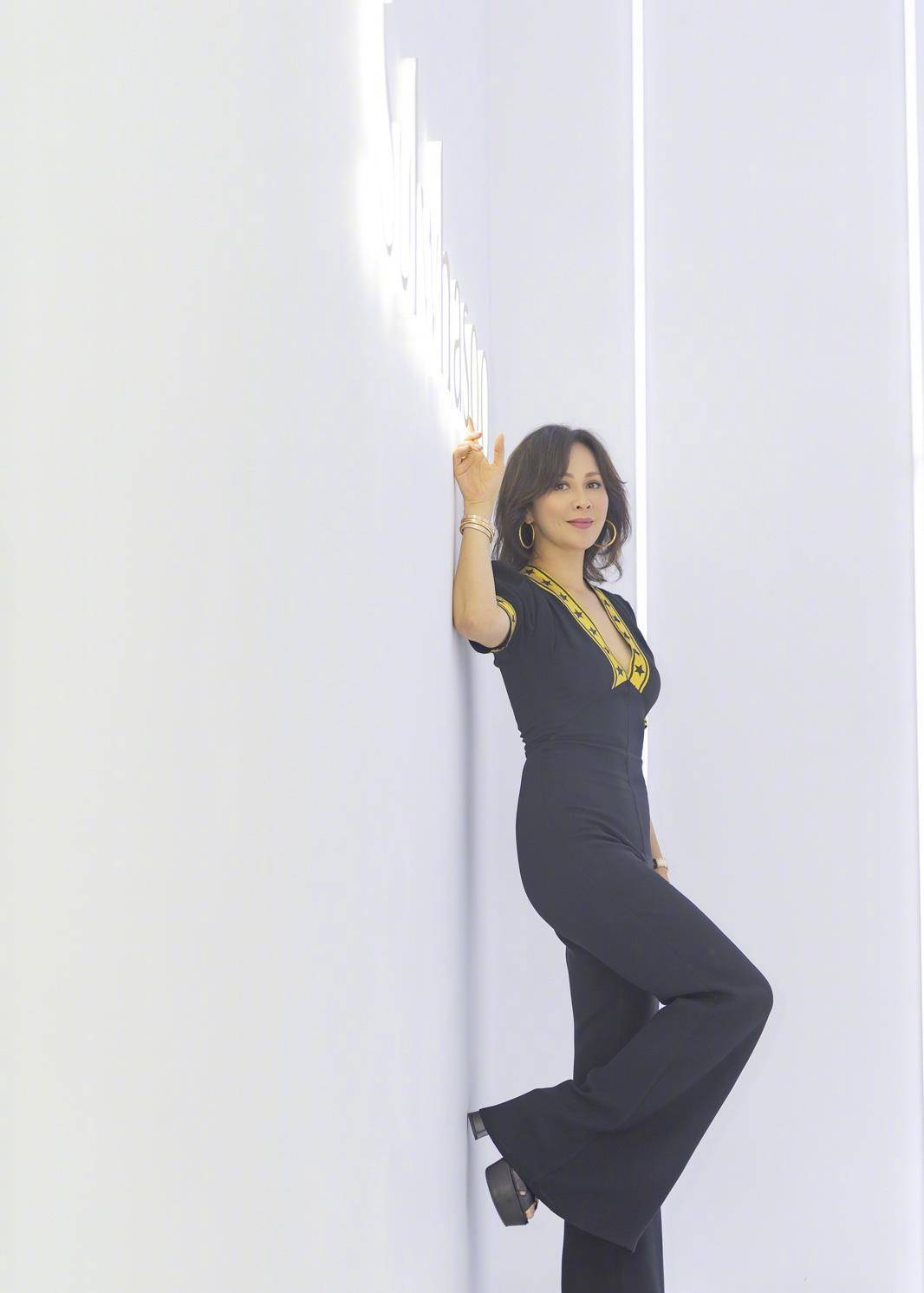 刘嘉玲大姐范十足,一把年纪不服老,不对称斑马裙超霸气_时尚_身材