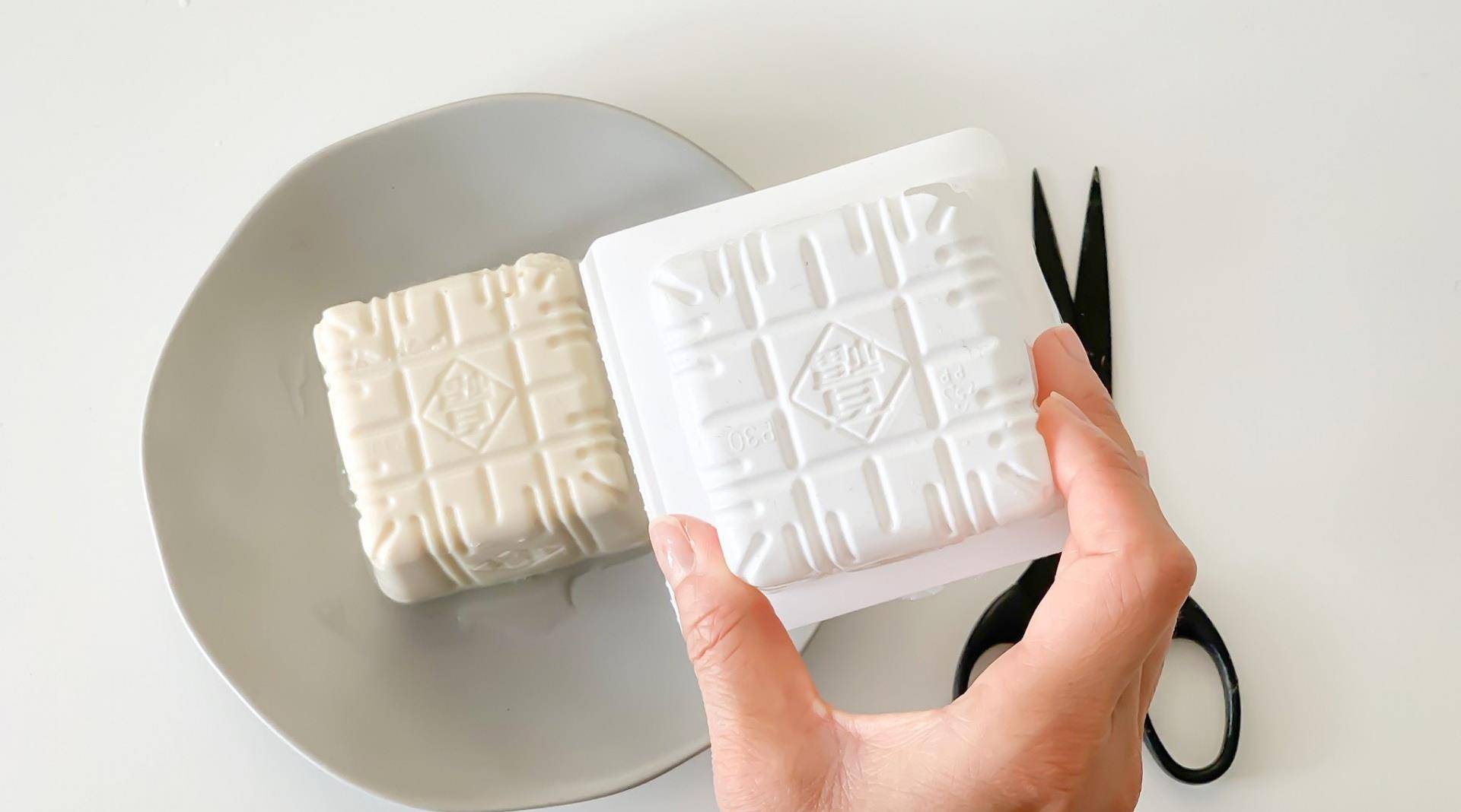 完整取出盒装豆腐,一个轻松方法,秒速将豆腐与盒分离