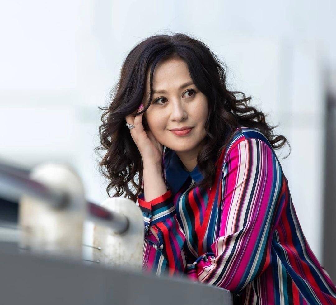 惊艳时光!盘点圈中年过半百女星,万绮雯逆生长,梁小冰零走样_岁月_宣