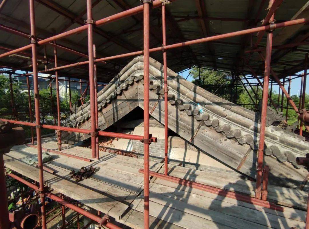 修缮"脚手架"目前 "搭材作"传统建材已被现代建材所替代,从传统的杉篙