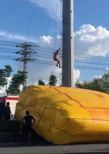 潮汕一男子徒手爬上电线杆欲轻生,致大范围停电几小时_生活_峡山_网友