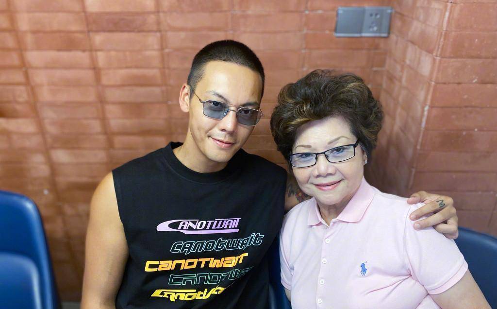 陈伟霆携妈出席变乖宝宝,穿t恤戴妈妈丝巾,母亲五官饱满有福相_男生