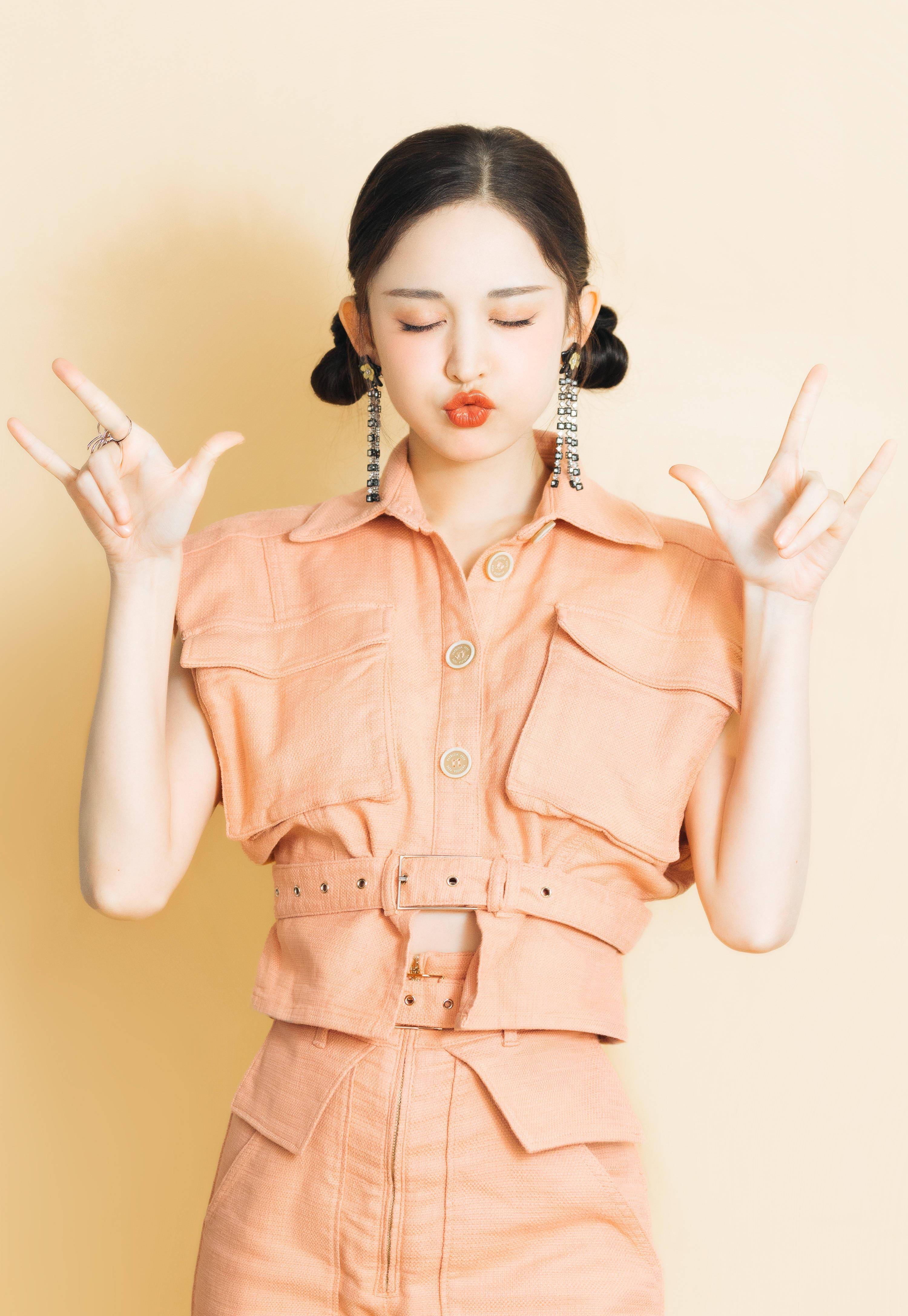 28岁古力娜扎泡泡袖红裙造型惊艳,拿着殷桃嘟嘟嘴,气