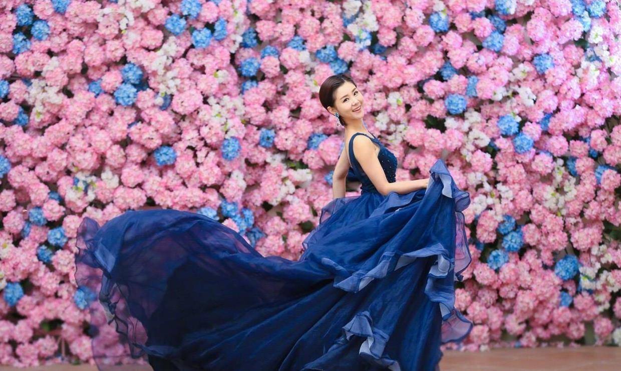 李小萌长点肉更美,一袭蓝色拖尾连衣裙美翻,气质高级惊艳_裙摆_的设计