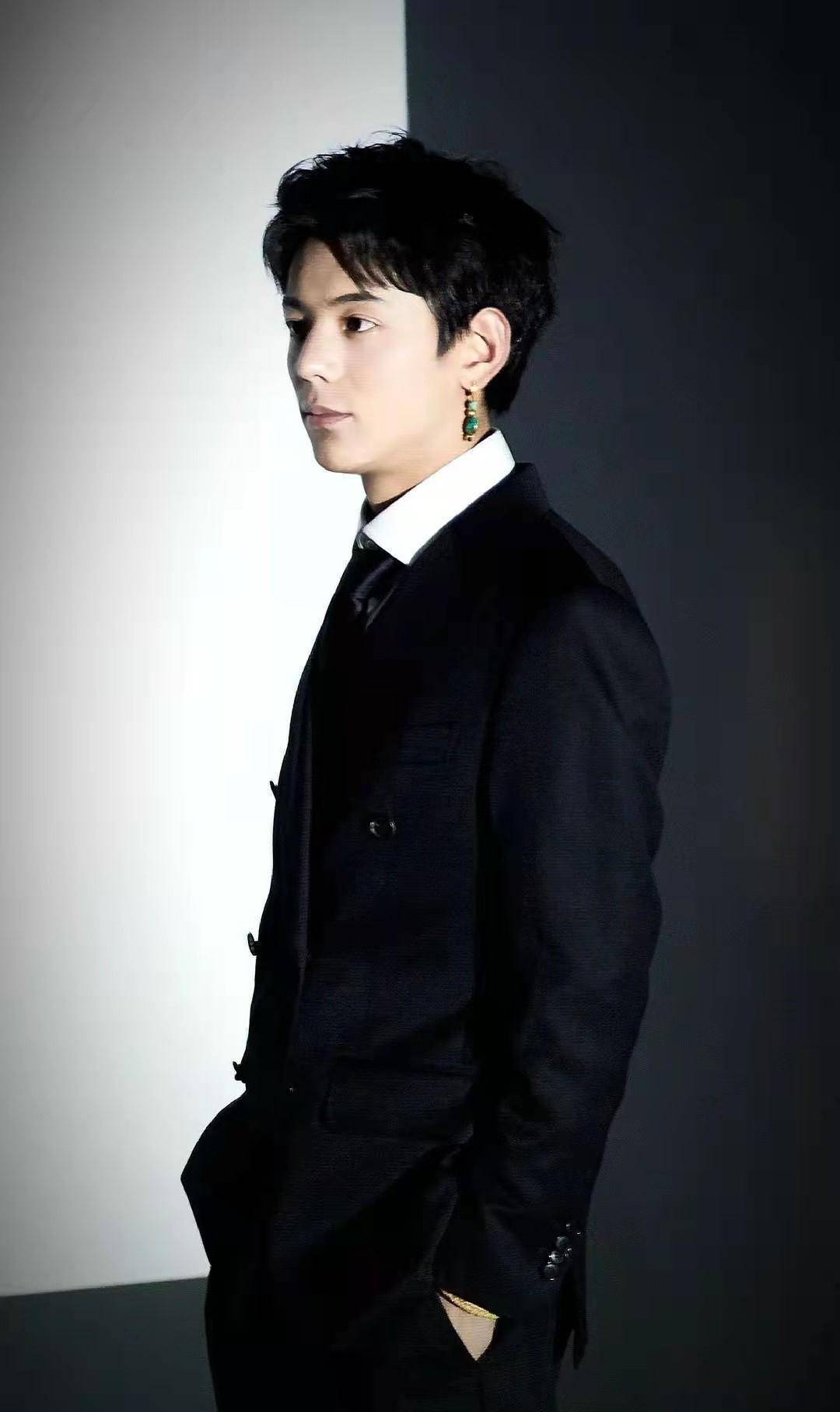 穿改良藏袍出席四川文旅推荐会,跟领导合影超乖巧_造型_进行了_西装