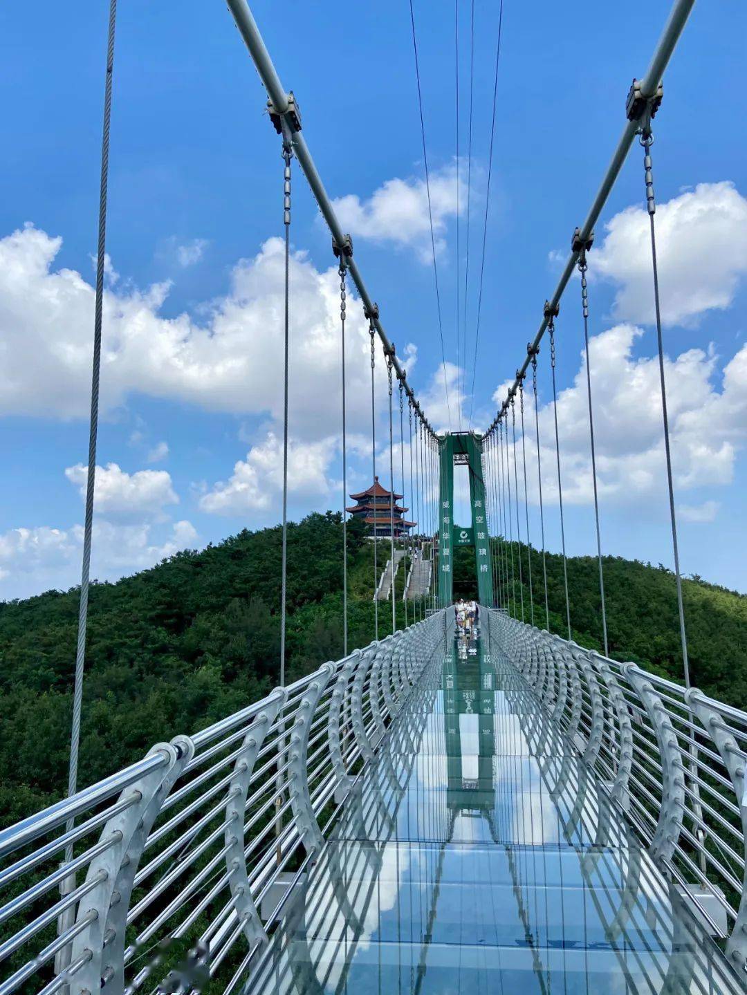 桃源的华夏城内藏着不少新式的娱乐项目,穿过长约400米的高空玻璃桥后