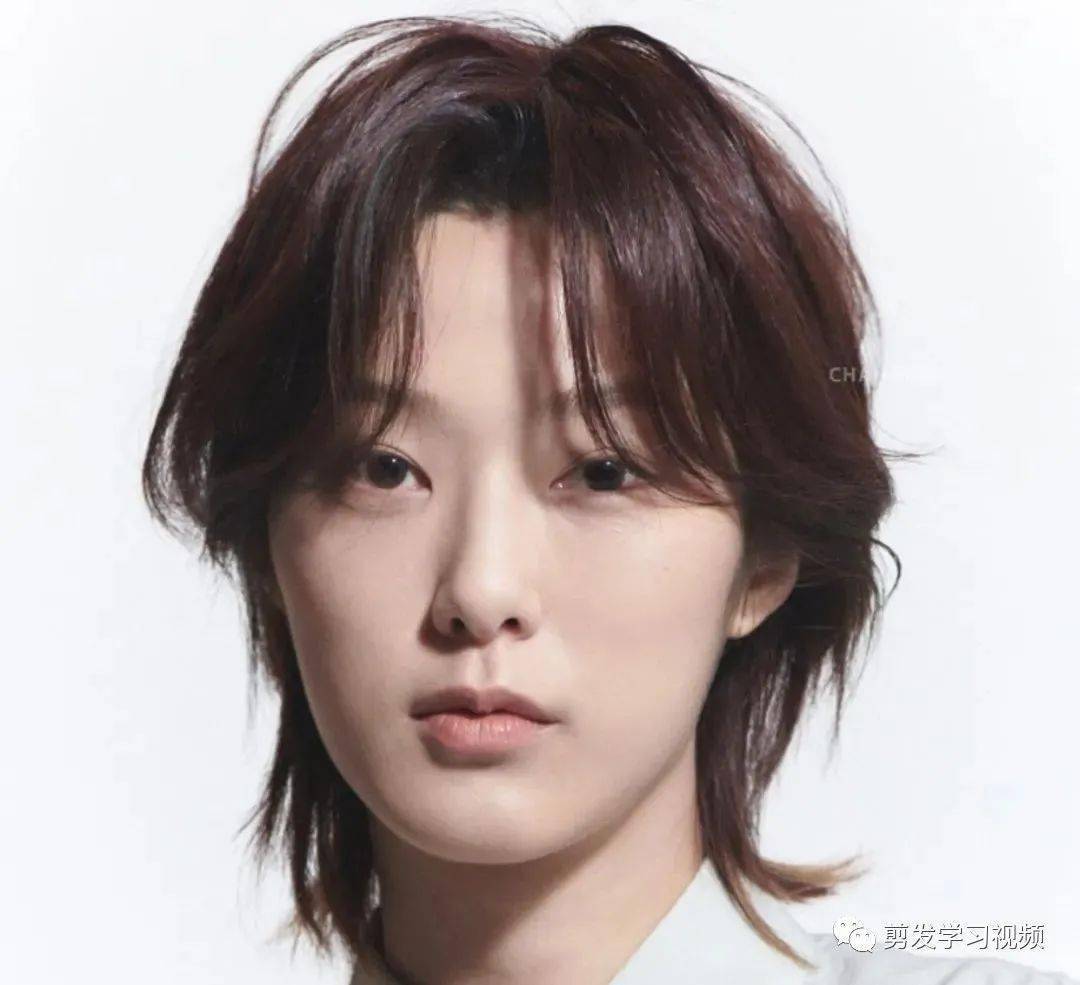 潮流"燕尾小短发",很耐看._发型_中国_jfxxsp
