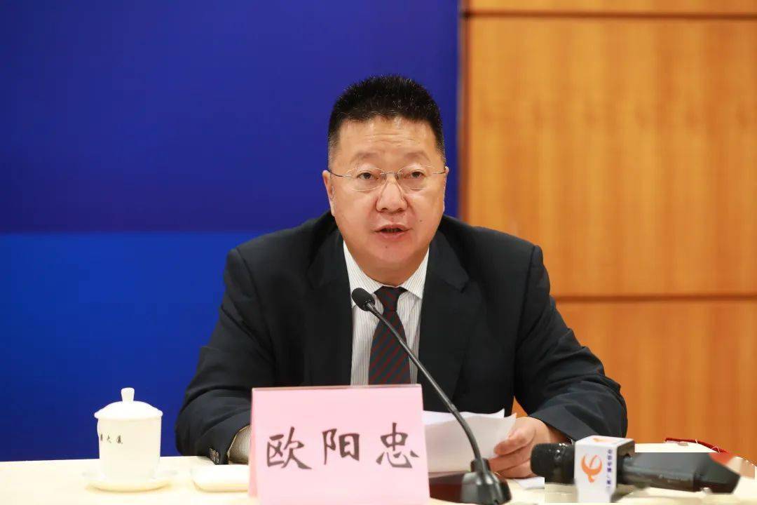 请问欧阳会长如何理解市委对莞商队伍建设提出的"世界性,经济性,学术