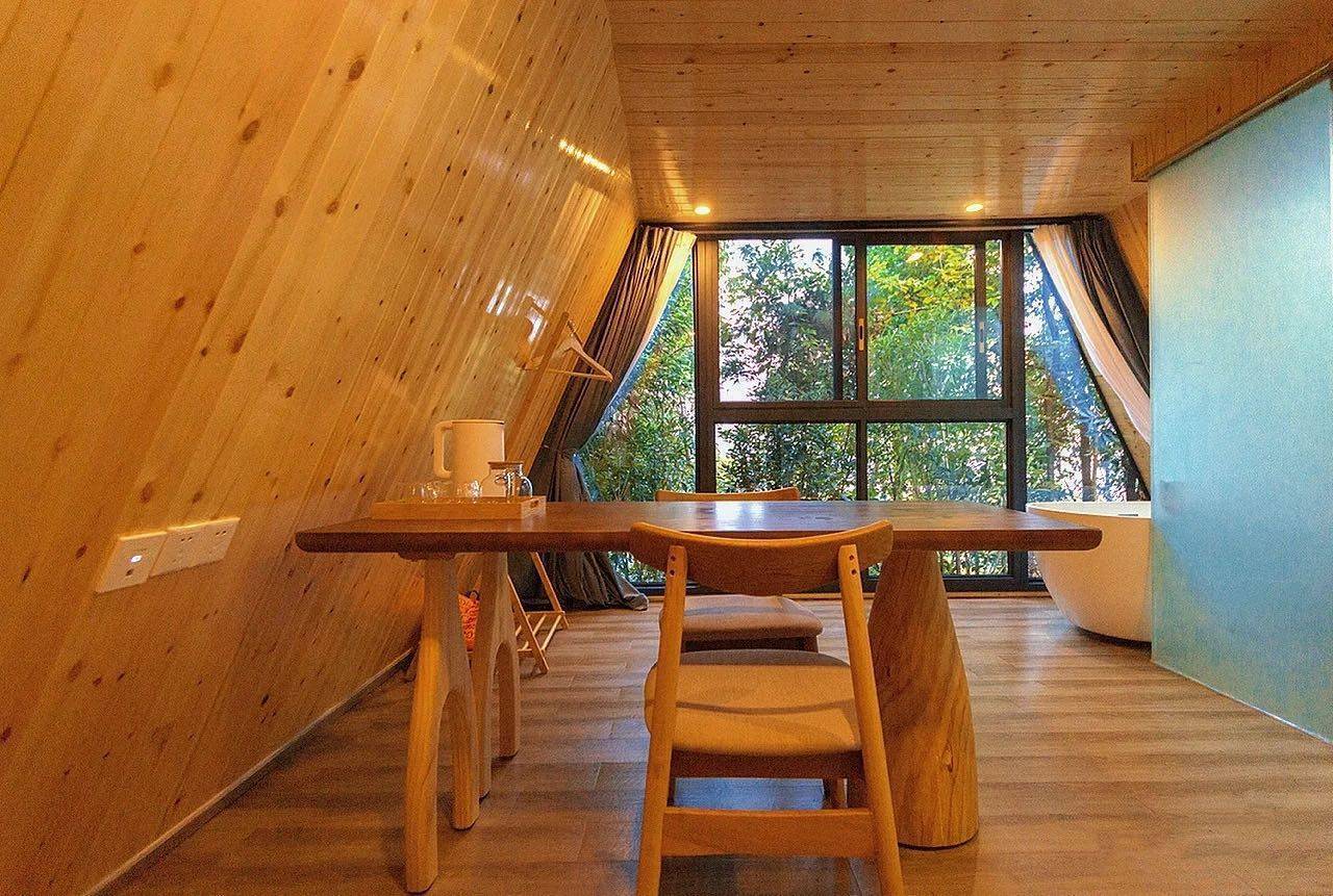 网红三角木屋爆火并成为热门打卡点,你的民宿还没有吗_房顶_何网红