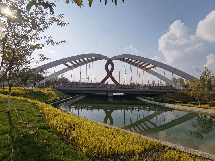 胡杨河市就在克拉玛依市南边100公里的位置,之前是一片荒漠,说是不毛