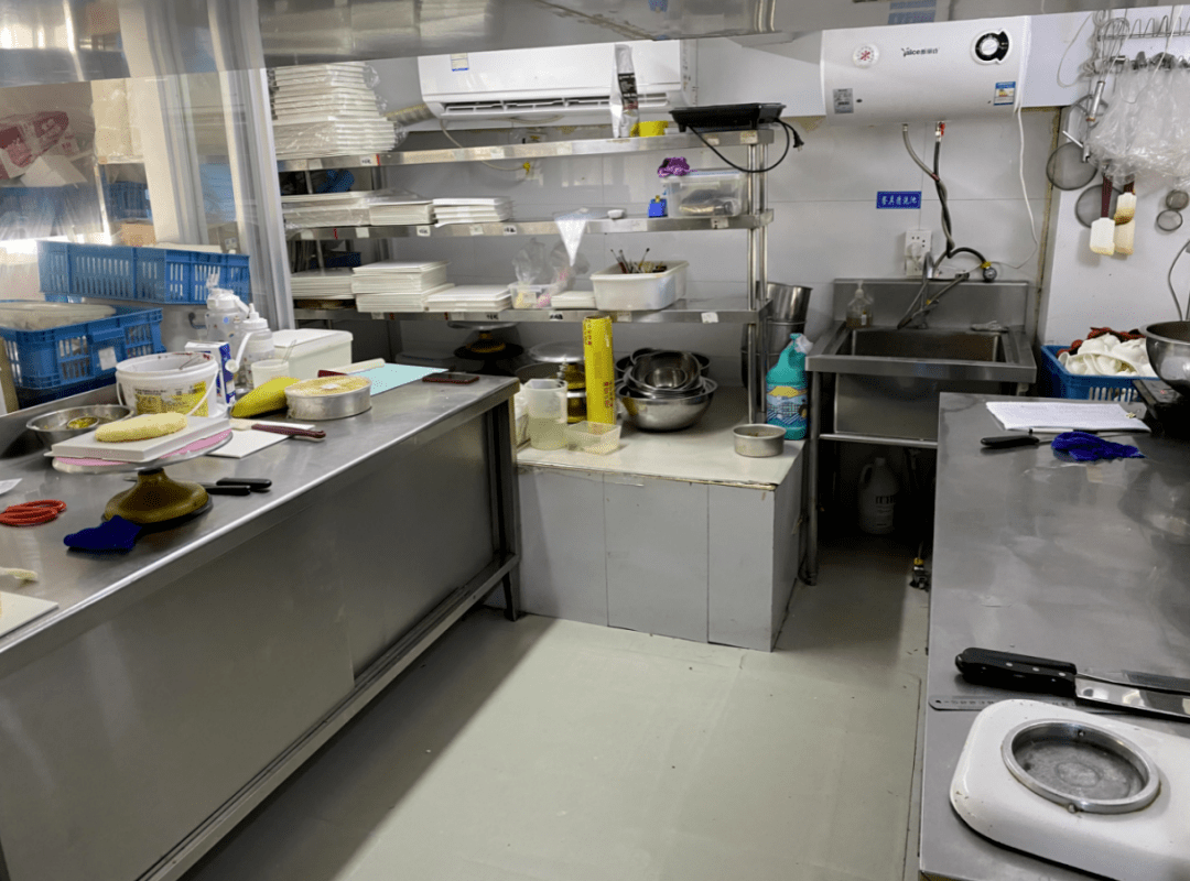 冰箱内原料储存较规范后厨卫生整体尚可店内环境较为整洁证照齐全