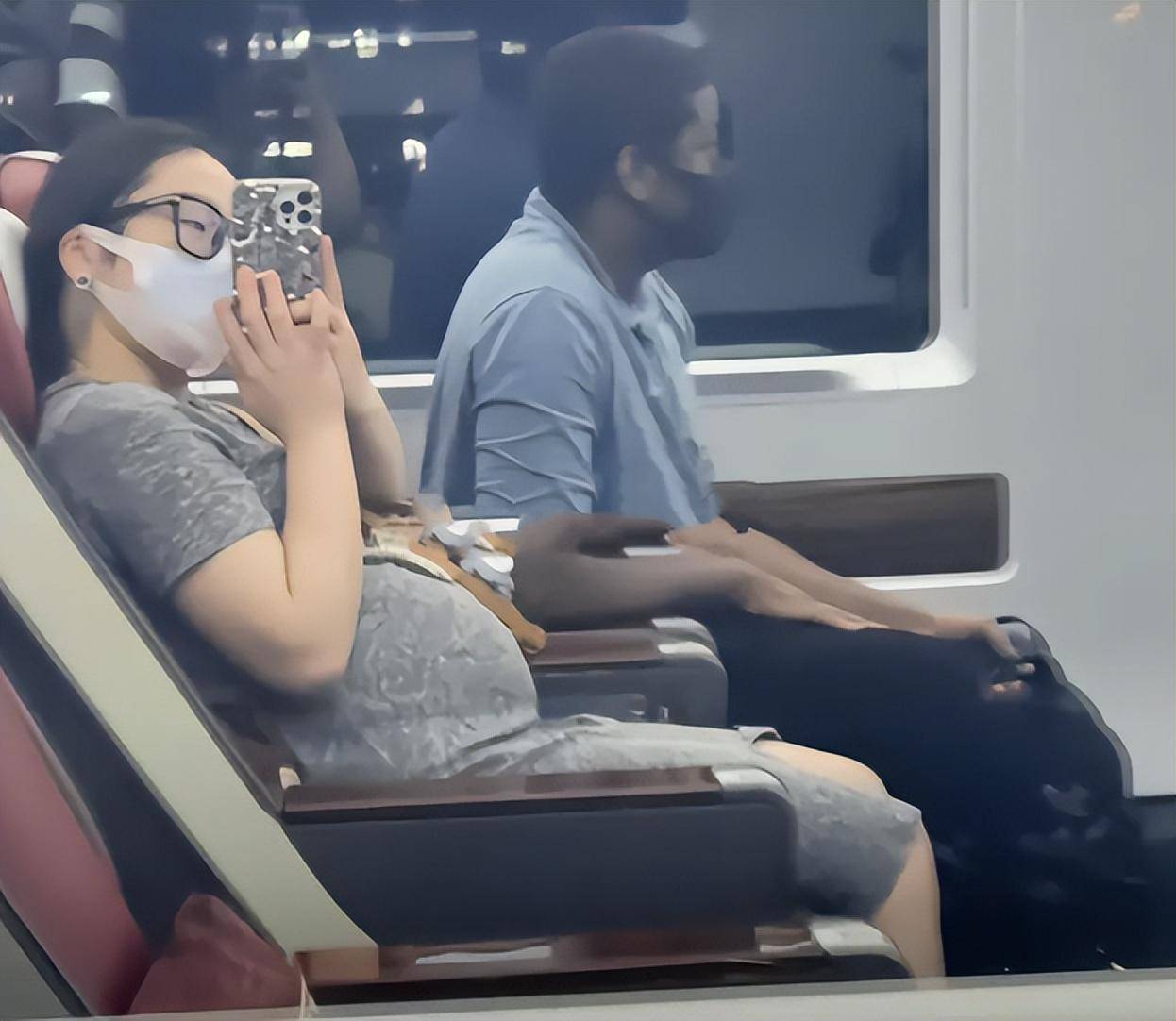 20岁网红周周官宣生女,嫁非洲老公,婴儿皮肤雪白引热议_周舟_网友