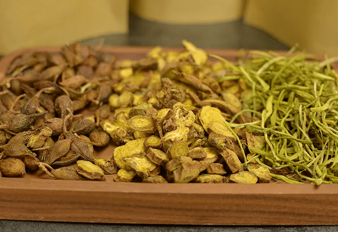 大青叶,黄芩,黄连,黄柏,栀子,牡丹皮,桑白皮,紫草等药物为主组成,具有