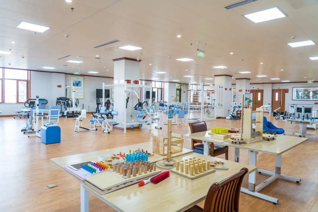 技术力量雄厚,设施齐备,开设有康复门诊,康复理疗大厅,康复病房,开放
