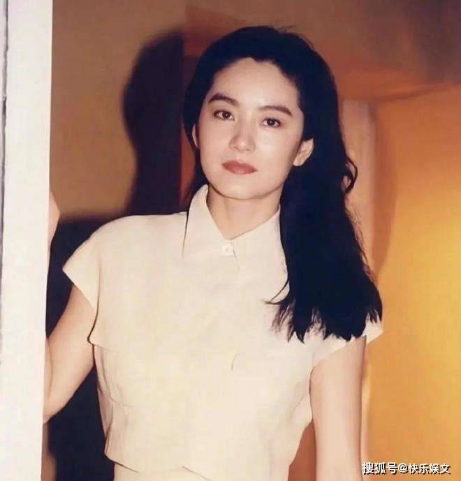 68岁台星林青霞近照曝光！不穿内衣肌肉下垂，皮肤白皙显年轻_台湾_显得_感情