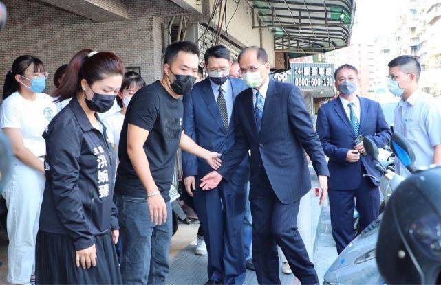 字里行间都流露出对姐姐的不舍与眷恋,如今现身灵堂的余祥铨更是神情