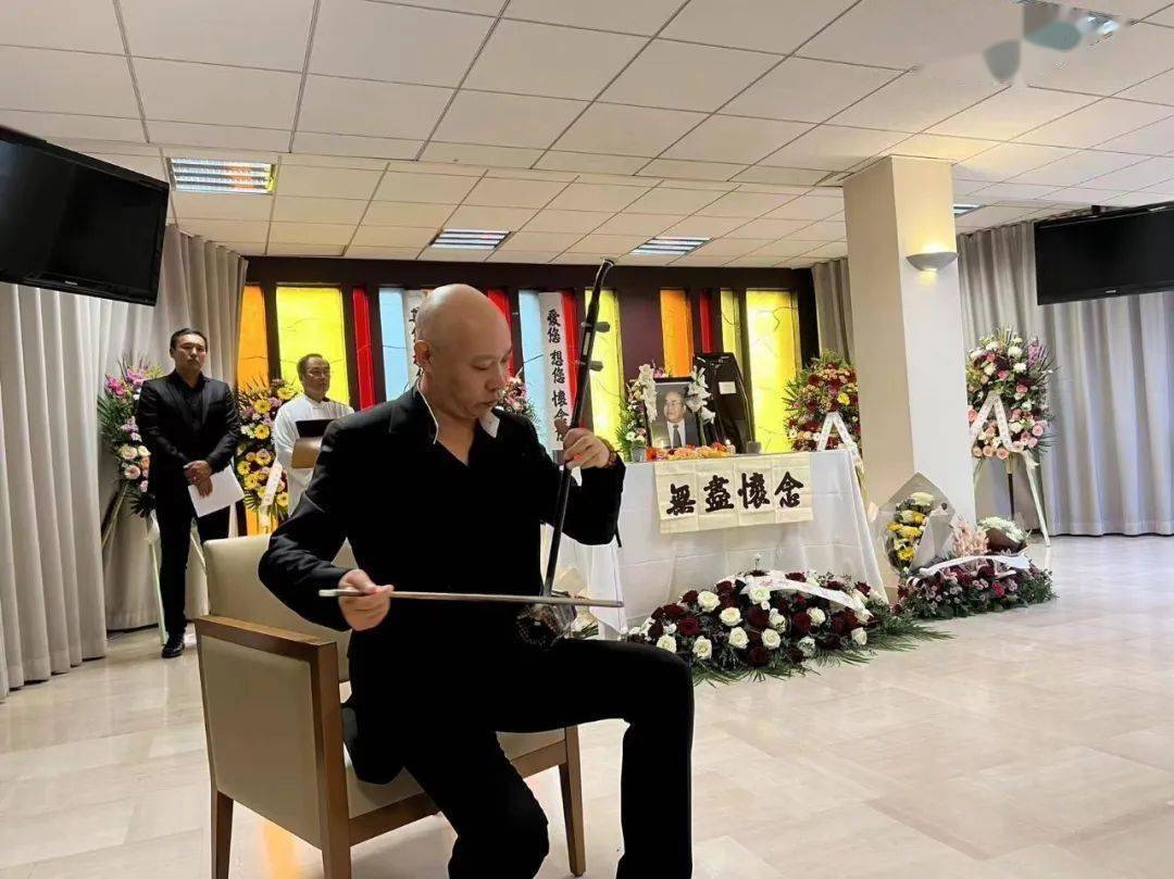 果敢演奏《东北小调》为佟效贡老乡送行.赵建红弹唱《大江东去》.