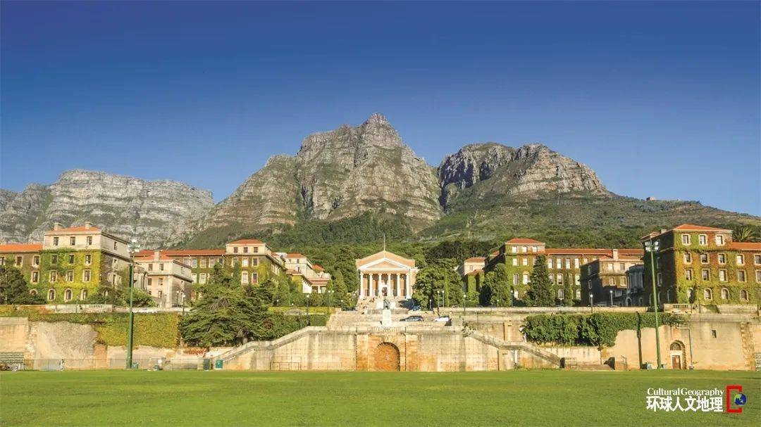 Δ 南非开普敦大学,坐落在开普敦桌山脚下,从学校主楼可见,山顶平展处