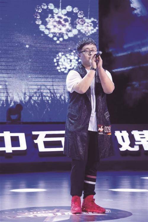 他用歌声,与城市对话_陈冠羽_天台_比赛