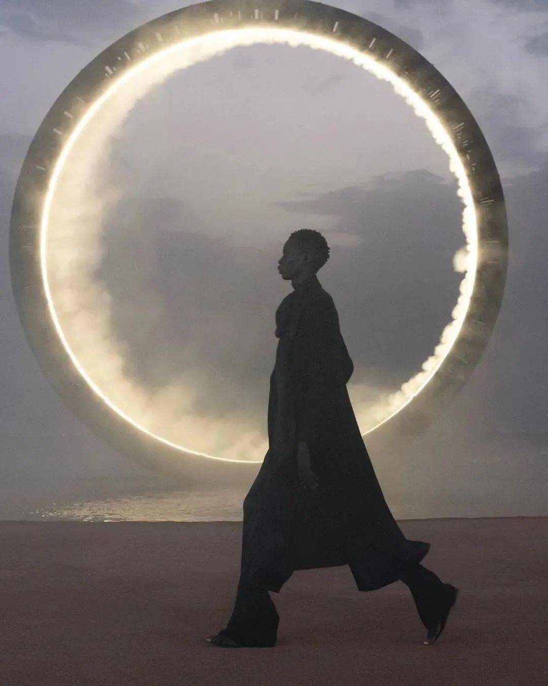 “一轮沙漠明月”——Saint Laurent 2023男装秀场 超现实震撼场景