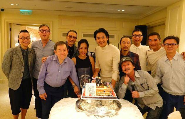 走心了:廖启智过世时周润发曾遭吐槽,安息日却带着故友照片爬山