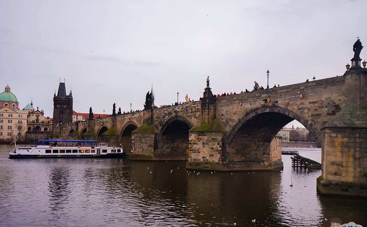 布拉格在伏尔塔瓦河上修建的第一座桥，据说建造原材料还用了鸡蛋