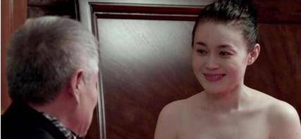 关婷娜在剧中身穿浴袍的剧照被网友调侃为《乡村爱情》中的大时尚表演