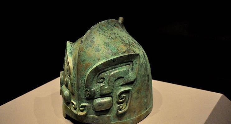 差点被当废铜回炉,这顶露后脑勺的商代铜胄,藏着中国头盔历史_件胄